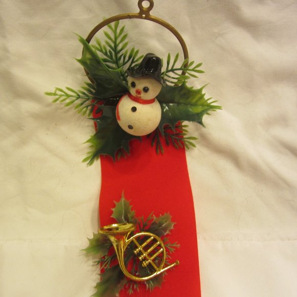 VTG 70'S RED RIBBON DOOR HANGER W/PLASTIC SNOWMAN & INSTRUMENTS & GREENS - Picture 2 of 5